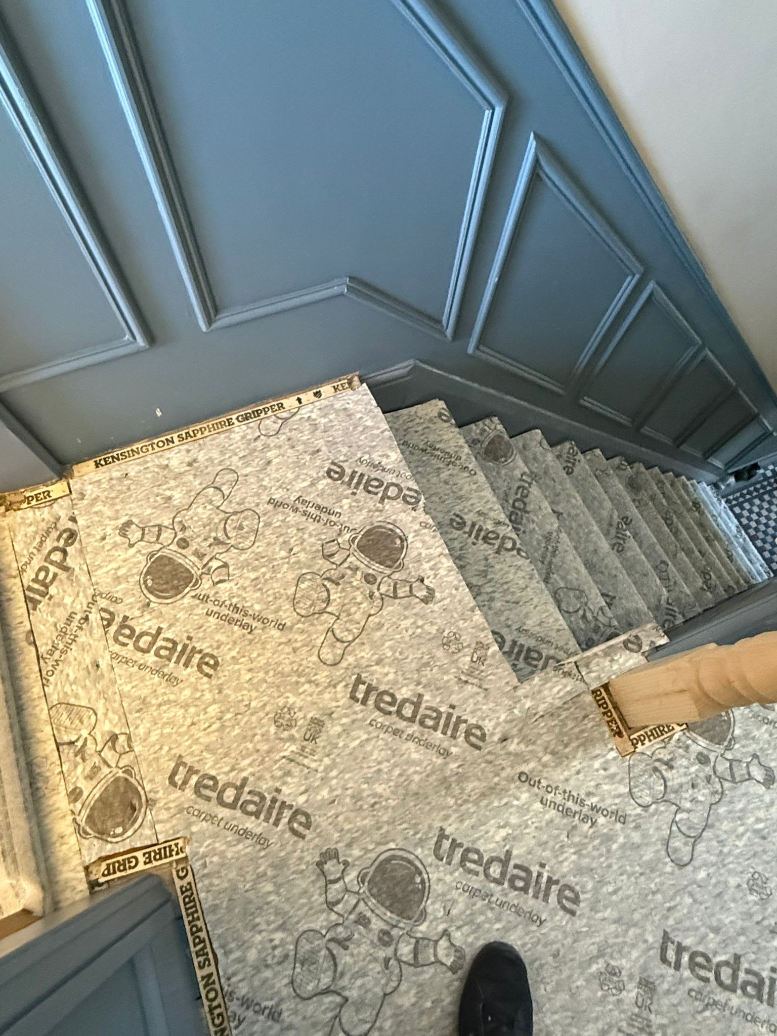 Gripper rod fitted on a winding staircase
