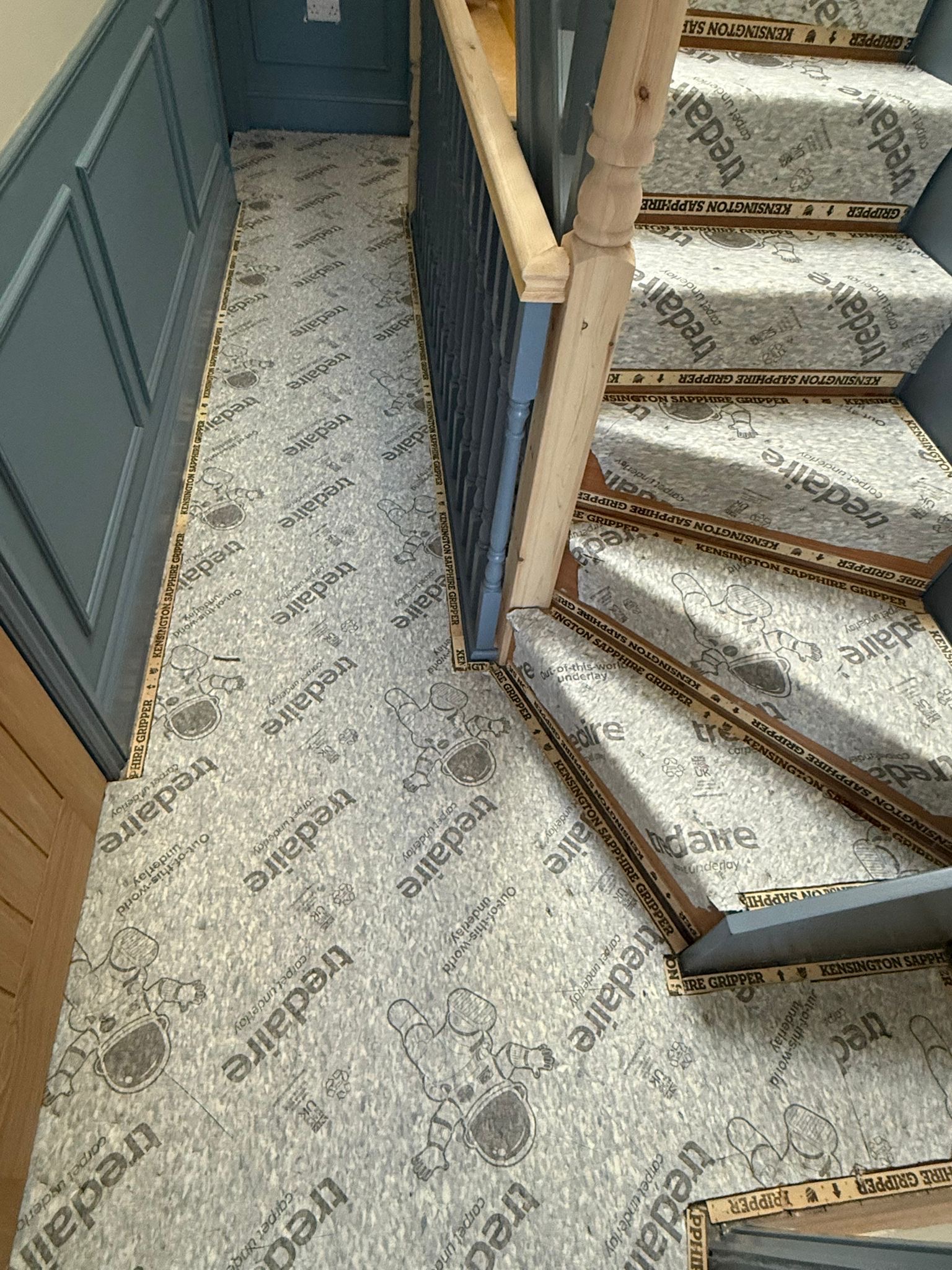 Underlay and gripper rod being fitted on a staircase